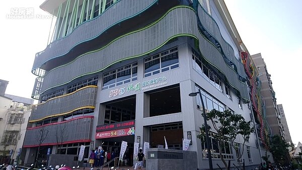 桃園國民運動中心已經於5月啟用，位在中山東路及三民路一段上。（好房網news記者／王思云攝）