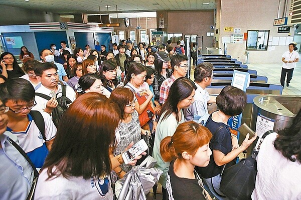 台鐵基隆到新竹區間車昨上午不是停開就是延誤,最長誤點逾二小時,好不容易聽到廣播有車進站,乘客急衝閘門趕搭火車上班。記者王騰毅/攝影