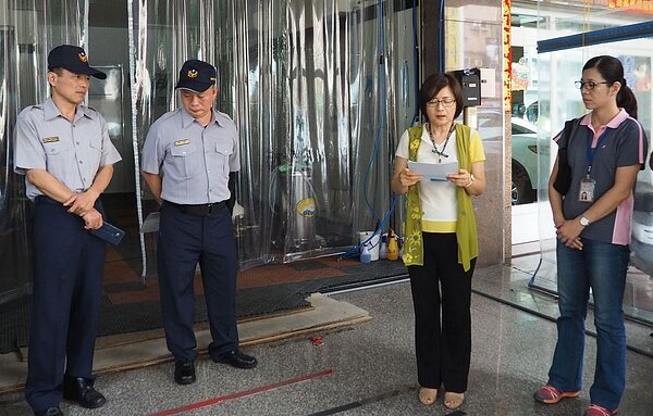 高雄市觀光局副局長葉欣雅（右二）帶隊取締非法日租套房。圖／高雄市觀光局提供