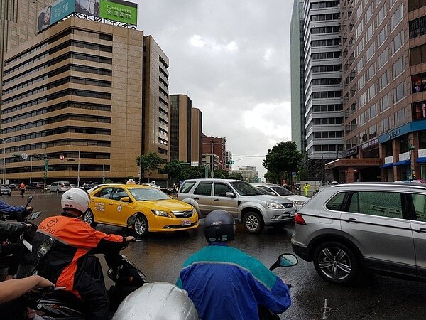 北市10日因應颱風瑪莉亞，與周邊縣市共同宣布下午4時起停班停課，大量車流同時湧入道路造成路口持續出現未淨空狀況。記者翁浩然／攝影