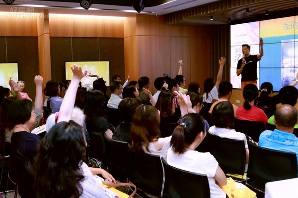 《永慶30公益講座》邀國際NGO工作者褚士瑩開講，吸引近百名聽眾報名，互動熱鬧。（好房網新文中心）