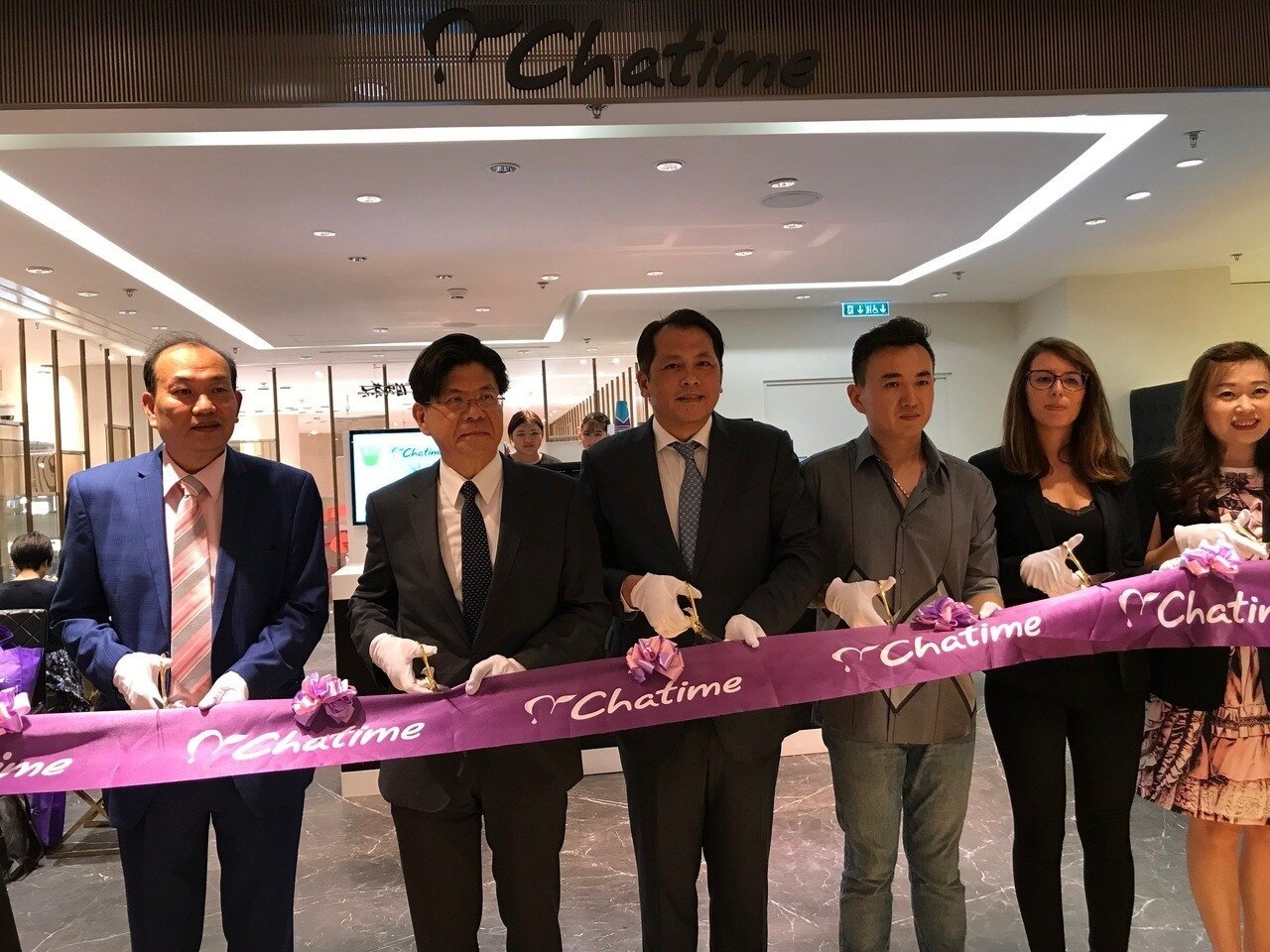 日出茶太羅浮宮門市舉辦開幕儀式,駐法大使張銘忠、法國台灣商會會長黎輝出席。記者嚴雅芳/攝影