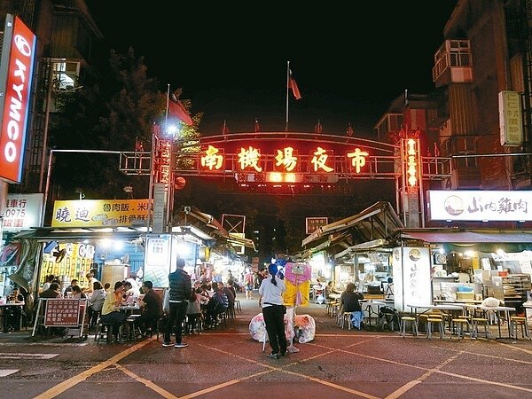 南機場夜市不僅臭豆腐聞名,雞肉飯、蚵嗲、麻油雞、筒仔米糕、芋頭甜湯、水餃等都有,幾個銅板就能享受各種美食。 記者邱瓊玉/攝影
