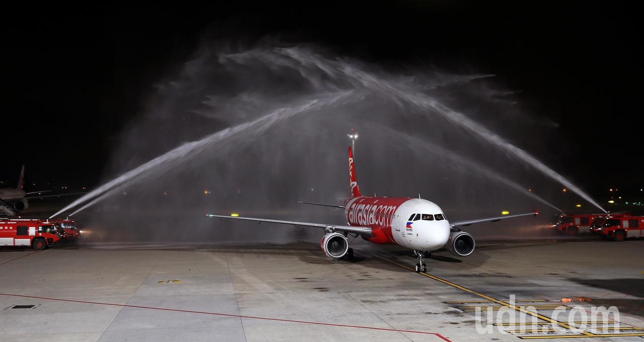 Air Asia於12日開闢桃園往返菲律賓克拉克航線，首航班機抵達桃園機場時，桃園機場公司派出消防車噴水歡迎。記者陳嘉寧／攝影