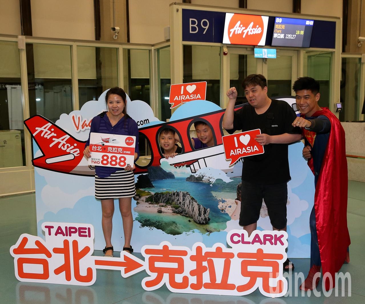 Air Asia於12日開闢桃園往返菲律賓克拉克航線，在候機室設置看板，員工扮演與克拉克同名的偶像人物「超人」與旅客合照。記者陳嘉寧／攝影