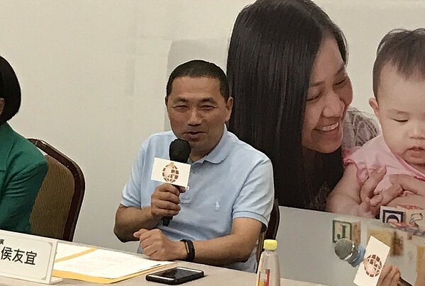 國民黨新北市長參選人侯友宜昨天參與公托育兒座談中宣示,要在未來四年內讓公托家數倍增,並善用智慧公托App。記者陳珮琦/攝影