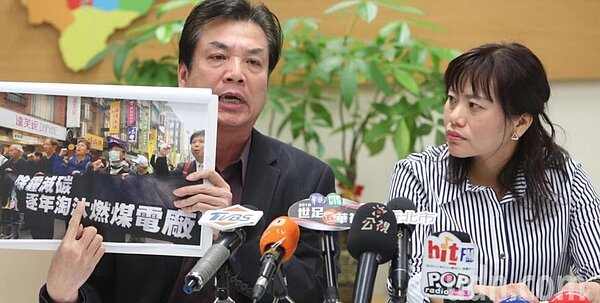 新北環保局長劉和然(左)指出「究竟我們的健康是為了誰的用電而犧牲」。圖/報系資料照