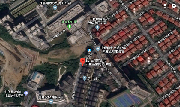 新北市汐止區新建案「甲山林天墅」位在山上,周邊有許多大樓建案。(Google Map)