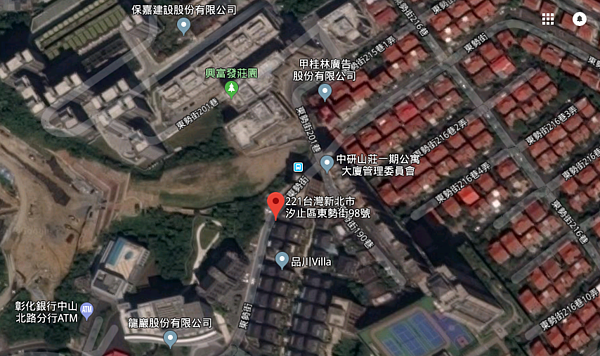 新北市汐止區新建案「甲山林天墅」位在山上，周邊有許多大樓建案。（Google Map）