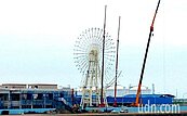台中港摩天輪初見輪廓　三井OUTLET PARK工程如期