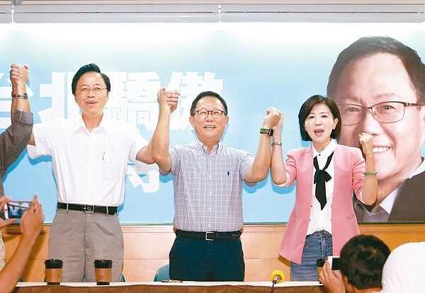 國民黨台北市長參選人丁守中（中）上午公布競選總部主任委員張善政（左）與總幹事王育敏（右）。 記者蘇健忠／攝影