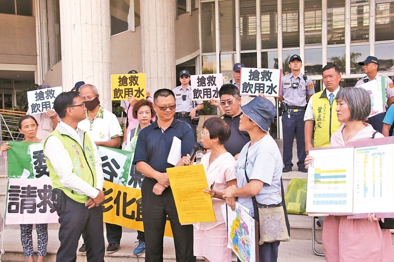 台灣水資源保育聯盟、彰化縣綠色資源人文保育協會昨天到彰化縣政府陳情，希望縣長魏明谷救救彰化飲用水。 記者林宛諭／攝影