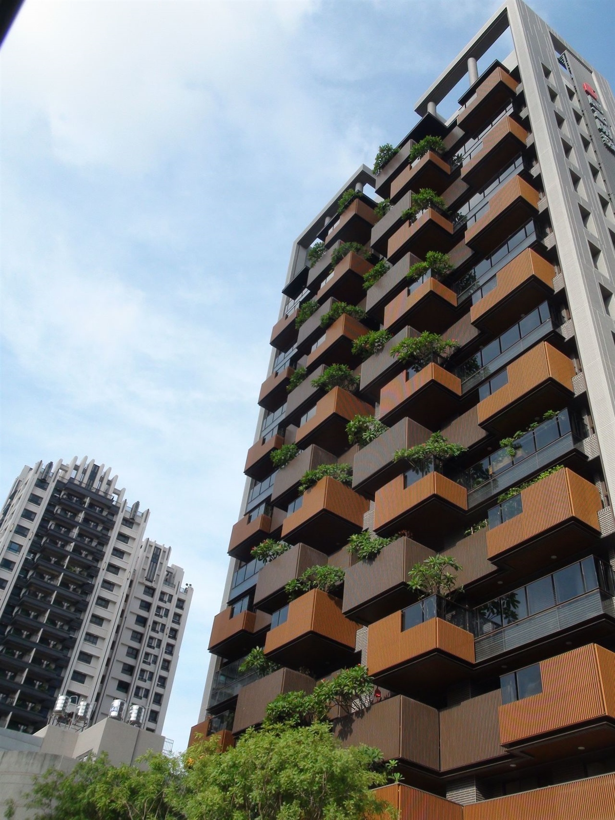 高雄厝是參考義大利米蘭及新加坡建物垂直森林概念，綜整多案針對熱帶高雄地區建物物理環境研究結論，3公尺景觀陽台可阻擋陽光直射進入室內，利用綠化設施及陽台設計形塑不同的城市樣貌。圖／高雄市工務局提供