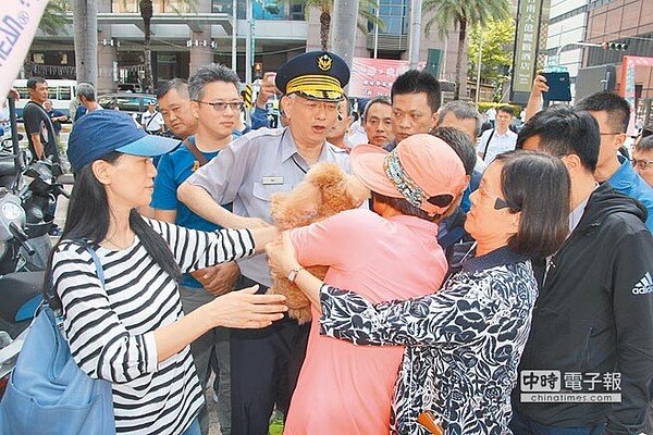 蔡英文車隊經過時，反年改團體一度與方發生推擠。（程炳璋攝）