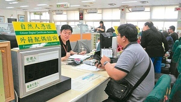 勞保局宣布，從7月16日起，全國各戶政事務所可申請勞、國寶生育給付及勞保家屬死亡給付。圖／本報資料照片
