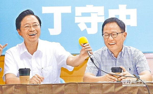 國民黨台北市長參選人丁守中(右)13日公布第一波競選團隊成員,由前行政院長張善政(左)擔任競選總部主委,針對台北市長柯文哲主打網路戰,張提出看法,暗諷柯P是「網紅市長」,雖然在網路聲量遙遙領先,卻沒有理想的執政成績,如果單純要比人氣,那另一位網路紅人「館長」也可以出來選市長。(張鎧乙攝)
