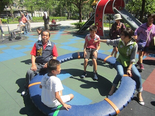 新北市議員李倩萍(右)昨天會同里長和民間團體到即將啟用的三重六合公園會勘,查看共融遊具是否有缺失。記者陳珮琦/翻攝