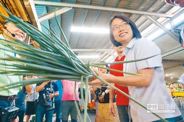 台北農產運銷公司總經理吳音寧13日陪同台北市議員視察果菜批發市場蔬果供貨及價格。（杜宜諳攝）