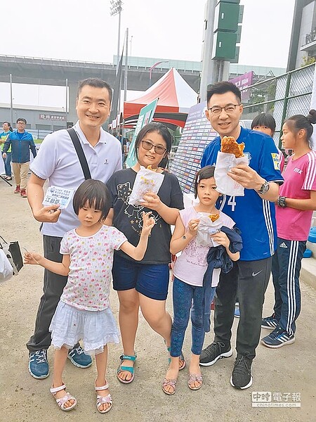 立委江啟臣(右一)對於林佳龍「再贏21萬票」的言論,深深不以為然,還拋出「請吃萬份雞排」論戰。(王文吉翻攝)