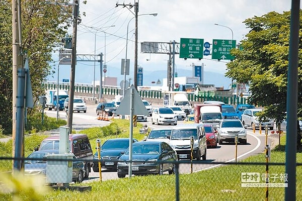國道1號五股交流道連接五股新五路、台65、64快速道路,匯集五股、泰山、新莊、蘆洲、八里及部分三重、北市、板橋、土城等車流,終日塞車嚴重。(譚宇哲攝)