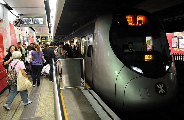 港鐵沙中線紅磡站再揭工程疑慮。分判商中科興業董事總經理潘焯鴻昨透露,曾在紅磡站A區原本應澆注「輕石屎」(輕混凝土)的範圍,發現大量不尋常泥頭,中科因此拒絕在該範圍做混凝土工程。 新華社