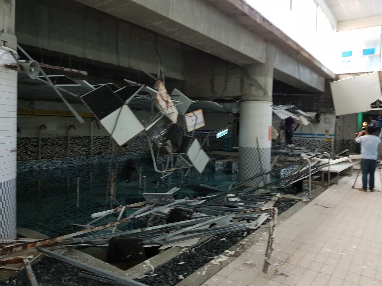 台北市南港運動中心游泳池今早10時18分發生SPA區天花板崩落意外。記者翁浩然／攝影