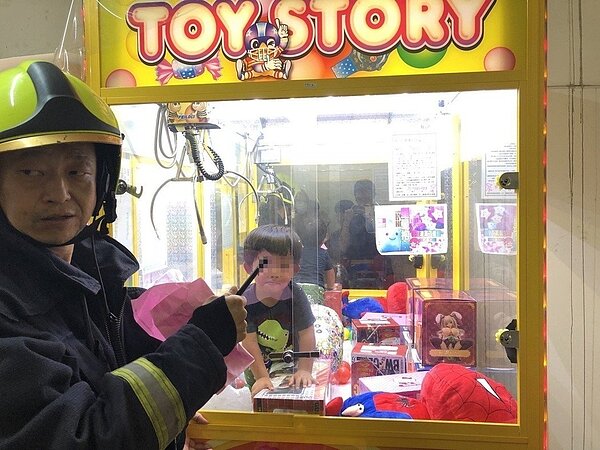 台中市西屯區李姓男童今天下午1時許受困在娃娃機內。記者陳宏睿/翻攝