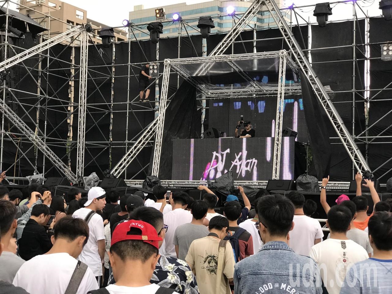 台南市長參選人林義豐今在台南平實營區舉辦「crazy friday」音樂會，近5時突然下起大雨，民眾趕緊跑到附近帳篷躲雨，一旁法輪功則處變不驚，靜坐在原地。記者鄭維真／攝影