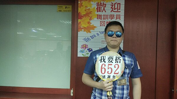 左眼僅剩養樂多吸管視覺的戴暐洲目前擔任公關主任管理臉書及youtube。記者林良齊/攝影