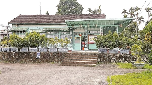 竹崎車站有百年歷史，卻一直用鐵皮和鐵架補強，曾被建築老師傅譏諷「鐵皮屋」。 記者謝恩得／攝影
