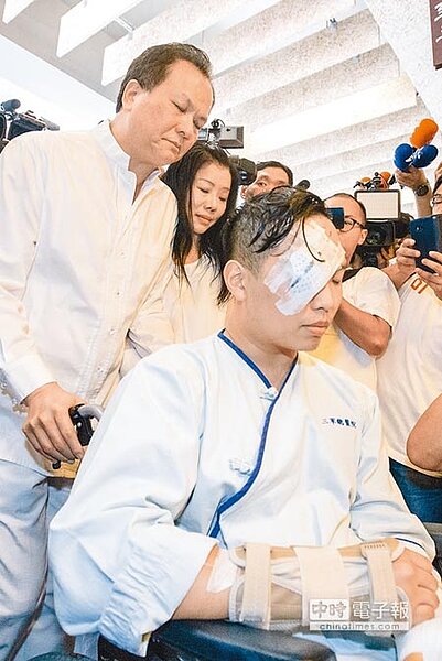 自強隧道釀禍超跑駕駛游瀚甯(前)與父母游明裕(後左一)、王婷瑩(後左二),現身車禍死者張松祥告別式,全程未發一語。(郭吉銓攝)