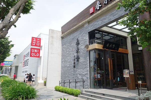 台中市11期重劃區崇德路沿線,星巴克、春水堂、優衣庫等知名品牌相繼進駐,加上附近名校如仁美國小、四張黎國中小、美國馬禮遜學校等文教生活機能佳,吸引不少外移人口。記者宋健生/攝影