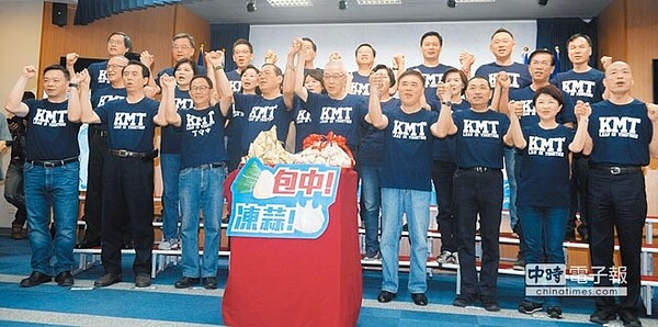 國民黨主席吳敦義昨首度和黨提名的21位縣市長參選人合體造勢。(季志翔攝)