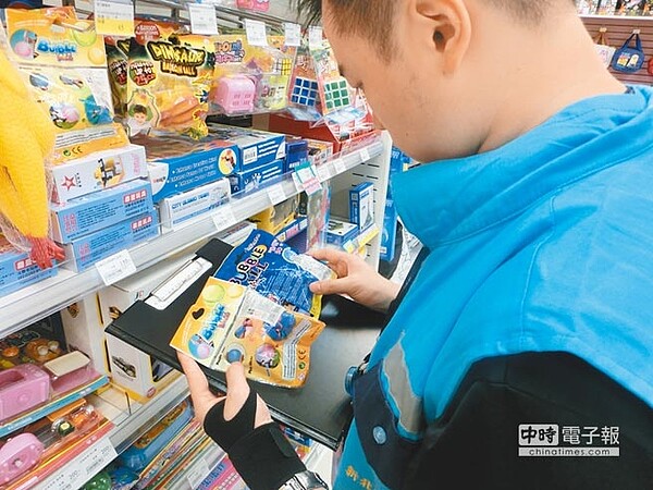 近年來學生最愛玩的水晶黏土被抽查出違規件數多,甚至含有硼砂,提醒家長購買前注意標示。(葉德正翻攝)
