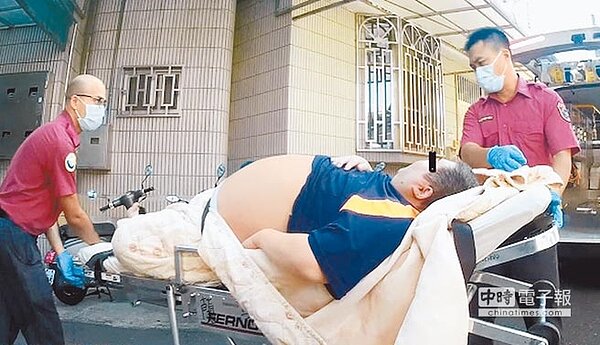 嘉義市1名張姓男子,住家距醫院不到100公尺,1個半月內叫119救護車送醫多達11次,14日因身體不適再次叫救護車,消防局開出收費單800元。(廖素慧翻攝)