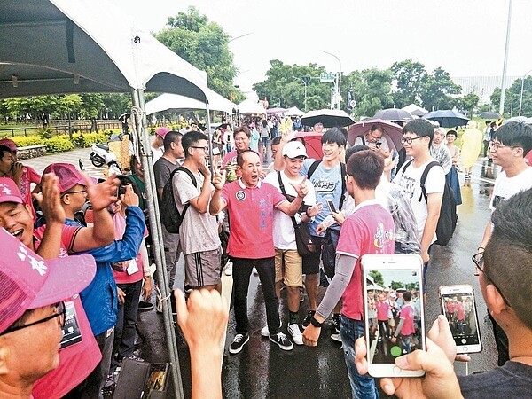 瘋狂星期五音樂會吸引不少年輕人參與,另類行銷再次打響「虧雞福來爹」名號。圖/本報資料照