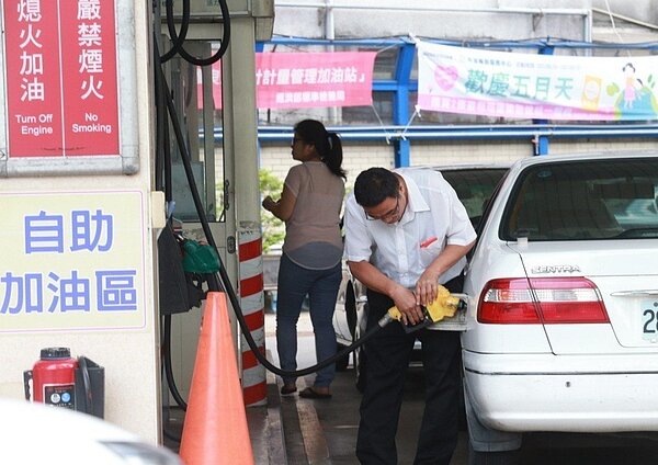 根據台灣中油浮動油價公式計算，下週汽油價格每公升調漲0.1元。 本報系資料照／記者黃義書攝影
