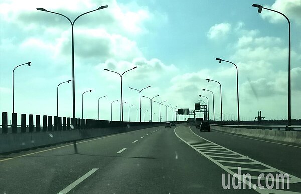 台84接台61雙向匝道,明起兩階段封閉施工,圖為附近路段。記者謝進盛/攝影