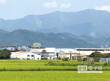 台中市郊農業區旁的土地,不乏是未登記工廠或臨時工廠登記業者的群聚地。圖/劉朱松