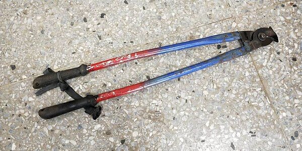 彭男以油壓剪欲剪斷電線，不料卻發生觸電，身上經過1萬1000伏特的電擊，當場電死，身體焦黑，送醫後不治身亡。圖／新湖分局提供
