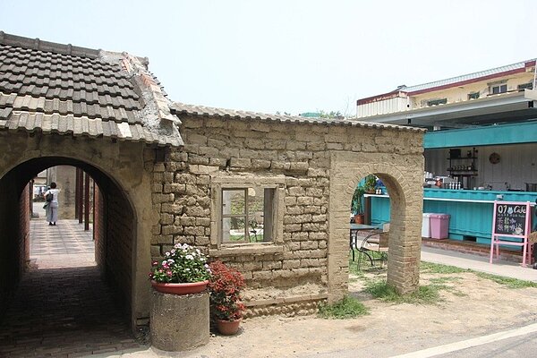 和美鎮還社里的土埆牆保留下來,年輕人在一旁開起貨櫃咖啡,成為社區另一幅美景。記者林宛諭/攝影