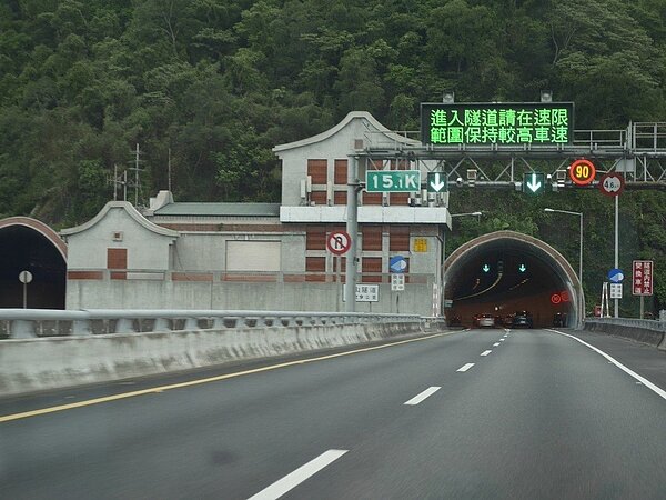 國道5號高速公路上5個隧道群電費支出,一個月要1100萬,夏天雪隧「吹冷氣」再墊高到1200萬元,被台電列為用電大戶。 記者吳淑君/攝影