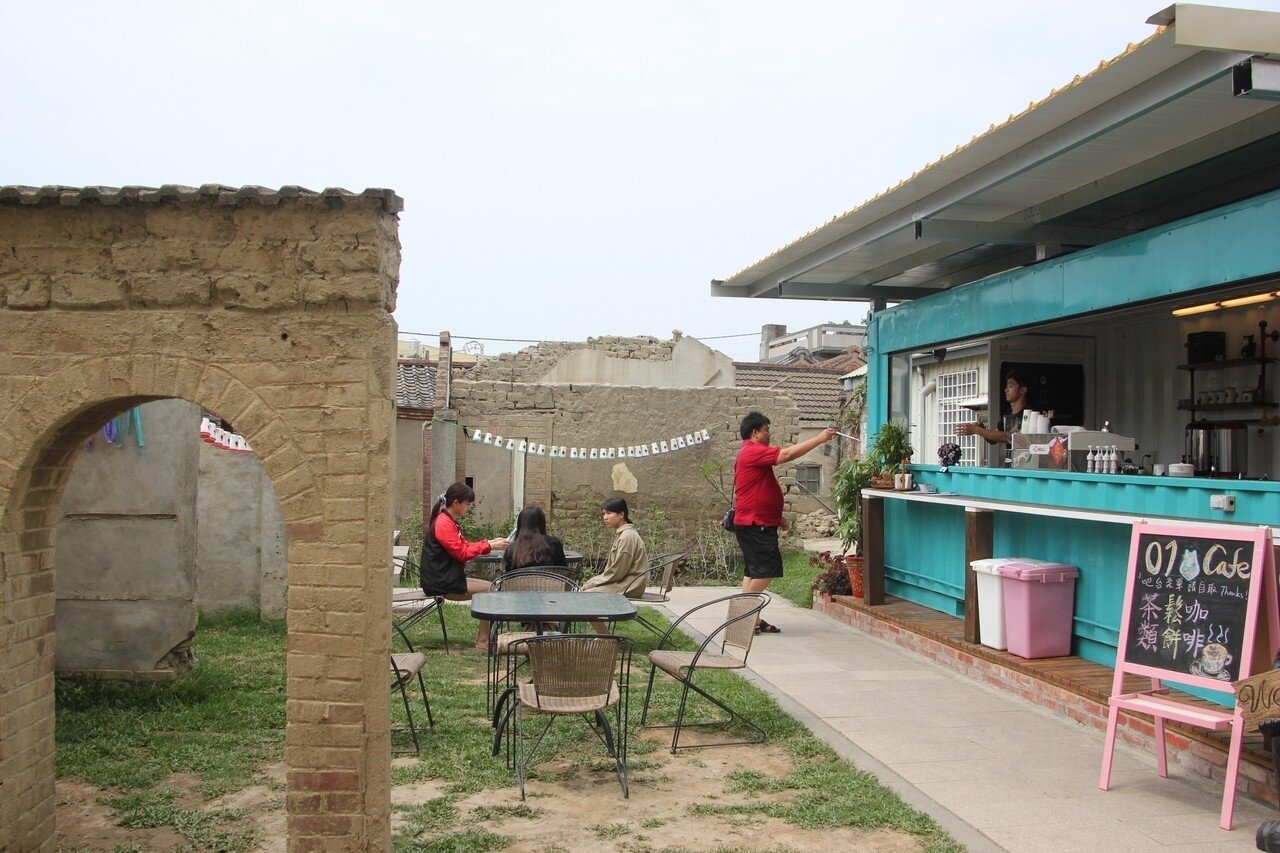和美鎮還社里的土埆牆保留下來,年輕人在一旁開起貨櫃咖啡,成為社區另一幅美景。記者林宛諭/攝影