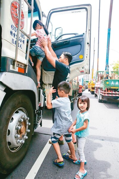 余姓貨車司機昨天開著自家貨車，帶著孩子上街抗議，他表示，修法後，謀生的車子勢必要進行汰換，這是動輒百萬的花費，將嚴重影響到他的家庭生計。 記者鄭清元／攝影