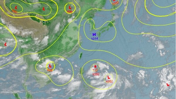 在菲律賓東方海面的兩個熱帶擾動，都有機會發展成颱風，最快在今晚。 圖／擷自氣象局官網
