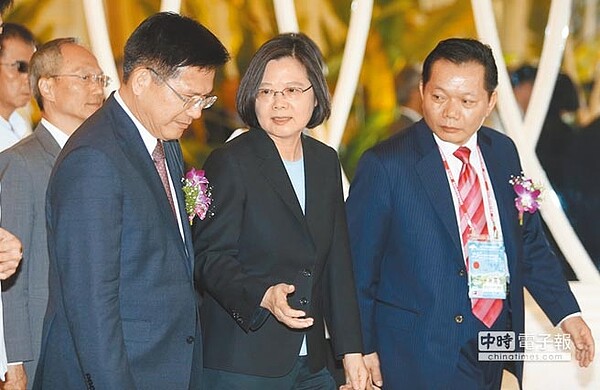 蔡英文總統(中)16日到台中出席亞洲台灣商會年會,致詞後在台中市長林佳龍(左)的陪同下離開,並誇讚「林佳龍好棒!」(黃國峰攝)