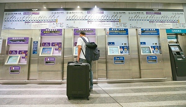 桃園市長鄭文燦昨在議會表示,機捷上半年淨賺二億,研議兩階段調降票價。 記者許正宏/攝影