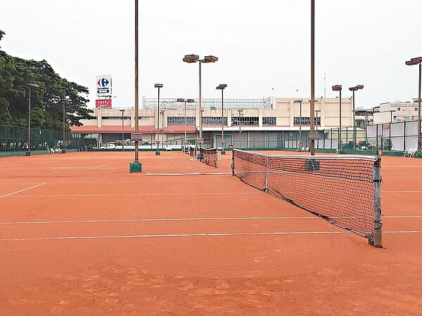 經常舉辦國際、國內賽事的網球場將遷建,市議員蔡育輝與民眾要求遷建地點應有停車場。 記者吳政修/攝影