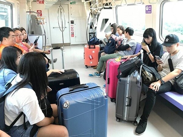 桃園市長鄭文燦今天表示,桃捷公司接下來在財務穩健的基礎上,研擬兩階段優惠方案,第一階段為機捷全線優惠降價10元;第二階段規劃逐步讓桃捷與北捷的票價整合。 圖/桃園捷運公司提供