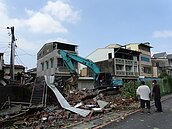 屏東市公勇路清晨無預警拆民宅　議員與女警一度拉扯